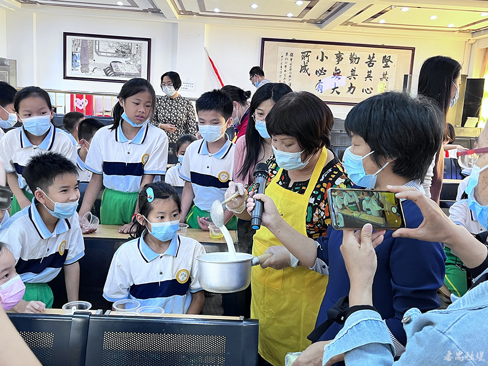 弘扬劳模精神争当时代先锋番禺区沙湾京兆小学学子与全国劳动模范零