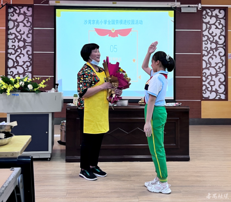 弘扬劳模精神争当时代先锋番禺区沙湾京兆小学学子与全国劳动模范零